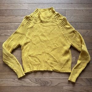 Yellow cropped turtleneck sweater #yellowknit
Forever 21 
Size SP